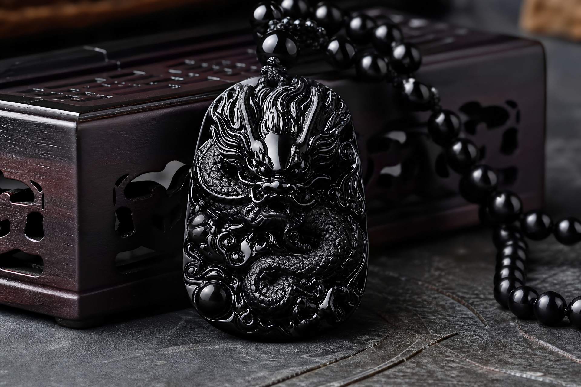 属猴能戴龙型黑曜石吗